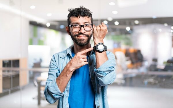 Man wijst naar horloge - Binnen twee weken starten